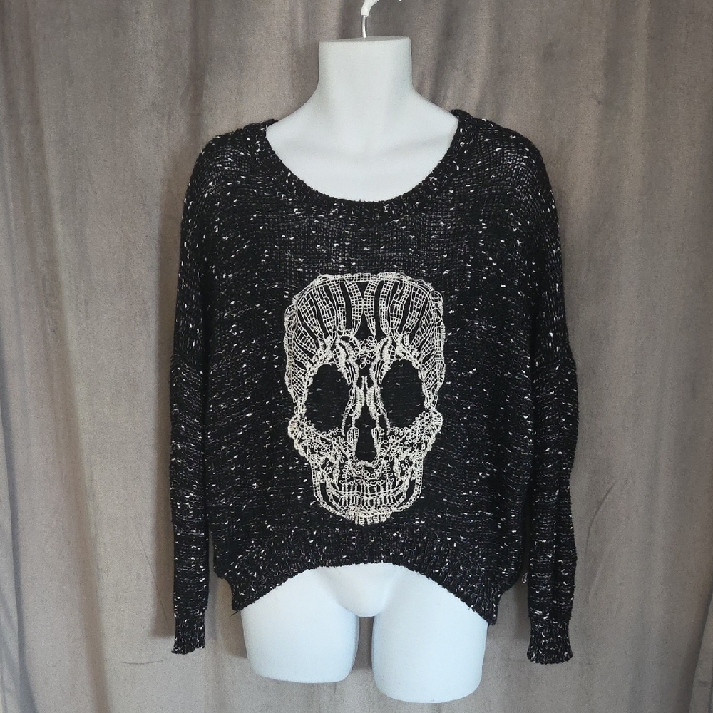 Chic Black Sweater with Skull Design Oversized M/L